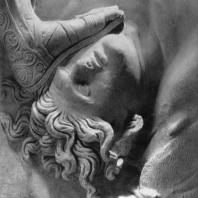 Алтарь Зевса в Пергаме. Северная сторона большого фриза. Голова убитого гиганта под ногой Афродиты