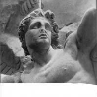 Алтарь Зевса в Пергаме. Северная сторона большого фриза. Гигант Линкей (деталь)