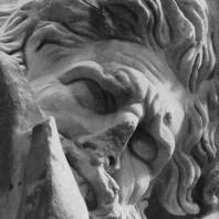 Алтарь Зевса в Пергаме. Северная сторона большого фриза. Гигант Идант (деталь), кусающий руку Кастора