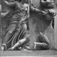 Алтарь Зевса в Пергаме. Северная сторона большого фриза. Богиня ночи Никс, бросающая в гиганта сосуд со змеей
