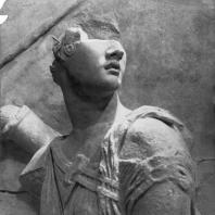 Алтарь Зевса в Пергаме. Северная сторона большого фриза. Эриния, богиня мести, с колчаном за плечами