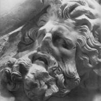 Алтарь Зевса в Пергаме. Северная сторона большого фриза. Змееногий гигант (деталь), противник Мойры
