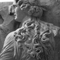 Алтарь Зевса в Пергаме. Северная сторона большого фриза. Мойра (деталь)