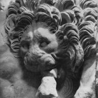 Алтарь Зевса в Пергаме. Северная сторона большого фриза. Голова льва