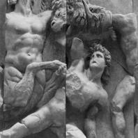 Алтарь Зевса в Пергаме. Левое крыло большого фриза. Тритон и молодой гигант